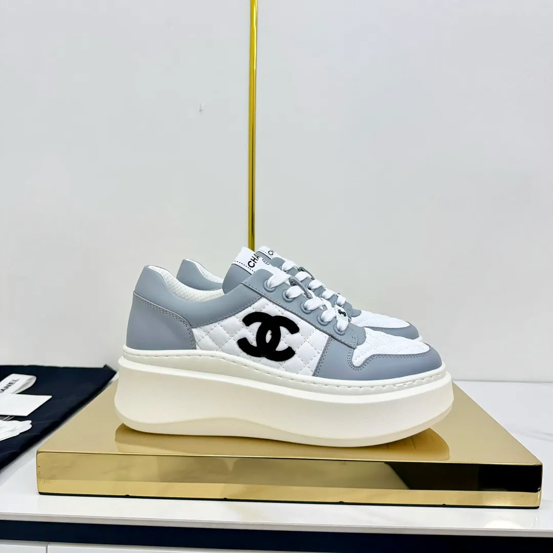 👟👟Ex-factory price 600👟👟 Upgraded version, upgraded version, upgraded version! No rebuttal accepted! ! ! ! Chanel Chanel panda shoes! 2025 counter's top casual sports shoes. This classic design; the upper is electro-embroidered with a variety of techniques; the outsole is fashionable and sporty; the unusual inclusion of a variety of color matching elements... The diversified mix and match is very good-looking and versatile, and can be used for leisure, fashion, sports, and outdoor... ꫛꫀꪝ Go➫ Materials: ❶Upper made of: original imported first-layer silk cowhide + original waterproof cloth + original first-layer cowhide ❷Inner lining: Original Yangli+Net ❸Outsole based on: Original TPU combination outsole Counter boutique packaging complete set for women 35–41 👉 👉 👉 👉 👉